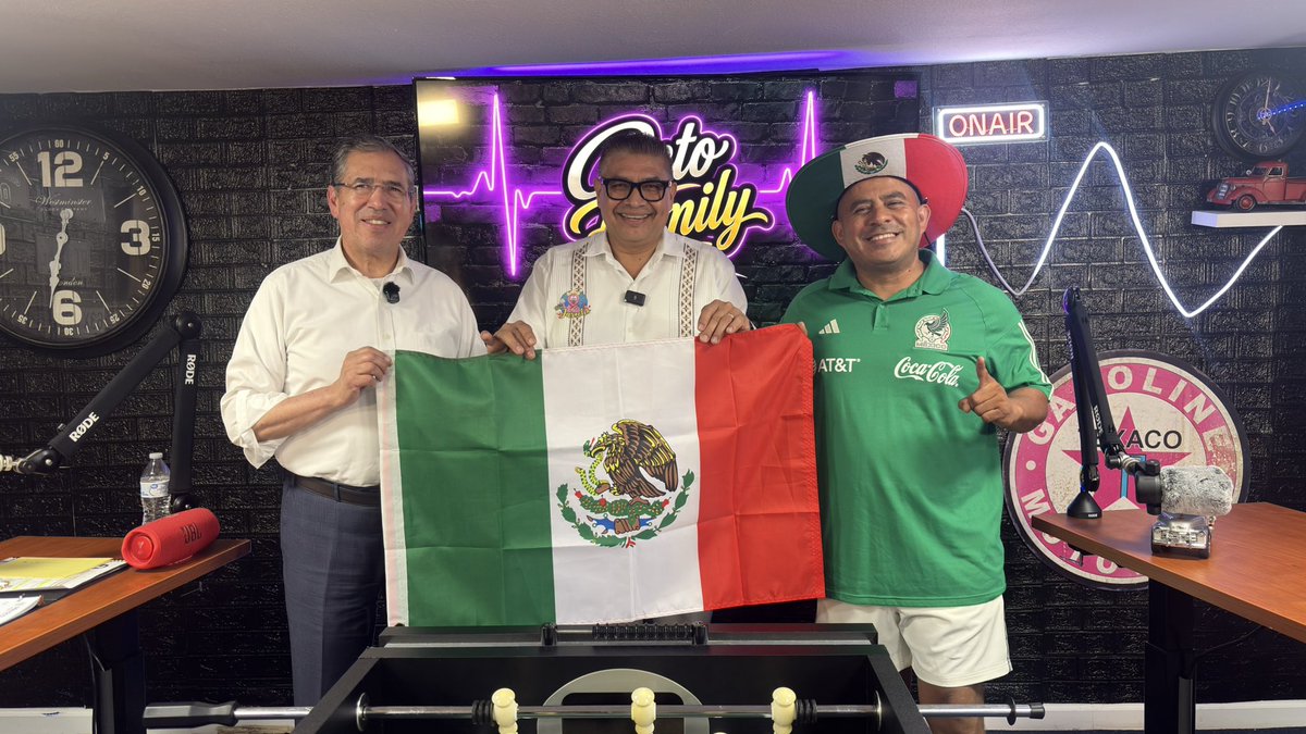 ConsulMexDal's tweet photo. El Cónsul General @LuisRBucio, participó en el programa Conectado con Family para compartir recomendaciones de seguridad rumbo a la Copa Mundial de Fútbol 2026.

Agradecemos a Juan Ocampo y Santiago Bejarano por acercarnos a la comunidad mexicana del norte de Texas. 🇲🇽⚽ https://t.co/zkSDu8Wx2s