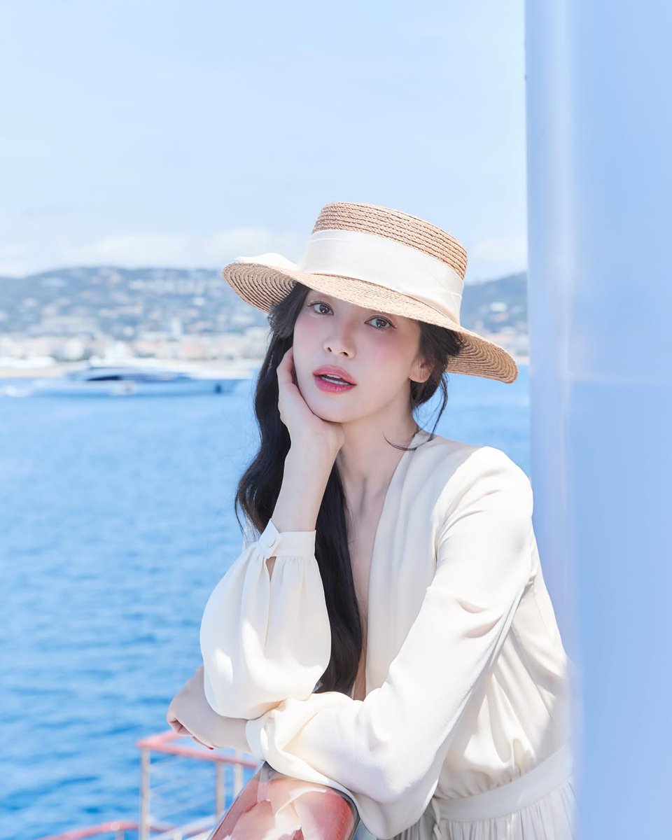 favsonghk's tweet photo. •𝑻𝒐𝒐 𝒑𝒓𝒆𝒕𝒕𝒚 𝒕𝒐 𝒆𝒙𝒑𝒍𝒂𝒊𝒏, 𝒕𝒐𝒐 𝒓𝒂𝒓𝒆 𝒕𝒐 𝒊𝒈𝒏𝒐𝒓𝒆• 🤍🌷

•𝑳𝒊𝒌𝒆 𝒂 𝒅𝒓𝒆𝒂𝒎 𝒕𝒉𝒂𝒕 𝒍𝒆𝒂𝒓𝒏𝒆𝒅 𝒉𝒐𝒘 𝒕𝒐 𝒔𝒎𝒊𝒍𝒆• ⑅•𔓕♡✨♡𔓕•⑅

#songhyekyo #송혜교 #宋慧乔 #ソン・ヘギョ #ซงฮเยคโย https://t.co/oKNarbHSsg