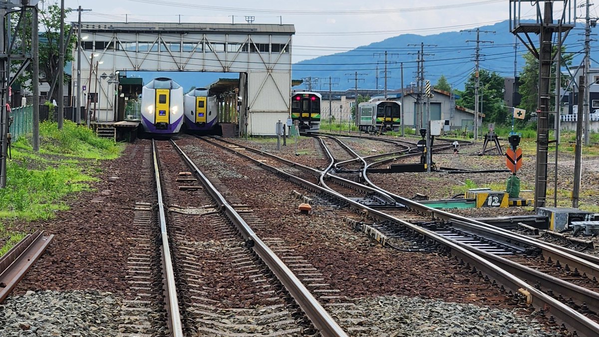 54tabi_life's tweet photo. スーパーとかちとスーパーおおぞらの特急2台が同じ駅にずっと止まっていた。
DECMOも？
珍しいシーンと思いパシャ📸

雨🌧️の影響らしい。
それで止まるってどれだけ降っていたのだろう？ https://t.co/X09ueZW5I0