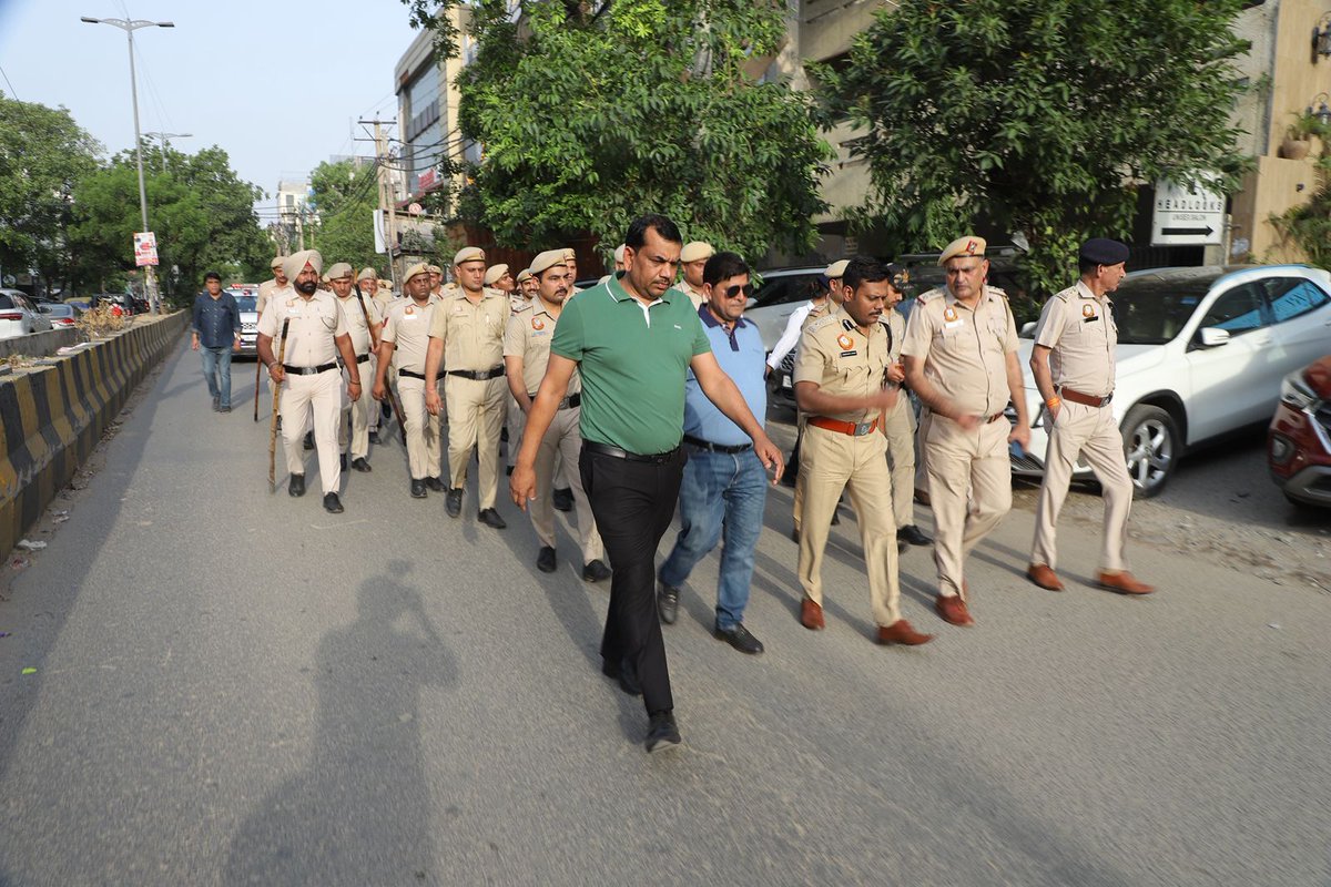 WaliaNewsNet's tweet photo. #DelhiPolice #DCPWest #HareshwarSwami #PunjabiBagh #WestDelhi #CommunityPolicing #PublicSafety #SafeDelhi #DelhiNews #PoliceForPeople #LawAndOrder #DelhiUpdates
DCP West Hareshwar Swami Interacts Directly with the Public During Foot Patrol

Late in the evening, DCP West Hareshwar Swami was seen on the streets of Punjabi Bagh along with his team. During the foot patrol, he spoke directly with local residents, shopkeepers, and passersby, listened to their concerns, and reviewed the security arrangements in the area.
DCP Hareshwar Swami inspected sensitive and busy locations and identified areas that need improvement. He gave clear instructions to police officers to ensure quick resolution of public complaints and to further strengthen the police presence in the area.

Local residents appreciated the DCP's ground-level visit and shared their concerns directly with him. This initiative by West Delhi Police is being seen as an important step towards strengthening trust between the police and the public.

"Public Safety is the Police's Top Priority."
@DelhiPolice @DCPWestDelhi @CPDelhi @LtGovDelhi @DelhiGovDigital @gupta_rekha @HMOIndia @HareshwarSwami