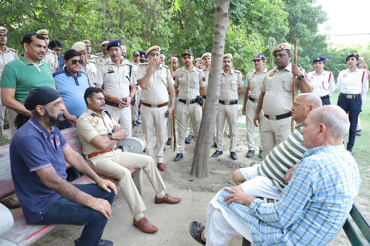 WaliaNewsNet's tweet photo. #DelhiPolice #DCPWest #HareshwarSwami #PunjabiBagh #WestDelhi #CommunityPolicing #PublicSafety #SafeDelhi #DelhiNews #PoliceForPeople #LawAndOrder #DelhiUpdates
DCP West Hareshwar Swami Interacts Directly with the Public During Foot Patrol

Late in the evening, DCP West Hareshwar Swami was seen on the streets of Punjabi Bagh along with his team. During the foot patrol, he spoke directly with local residents, shopkeepers, and passersby, listened to their concerns, and reviewed the security arrangements in the area.
DCP Hareshwar Swami inspected sensitive and busy locations and identified areas that need improvement. He gave clear instructions to police officers to ensure quick resolution of public complaints and to further strengthen the police presence in the area.

Local residents appreciated the DCP's ground-level visit and shared their concerns directly with him. This initiative by West Delhi Police is being seen as an important step towards strengthening trust between the police and the public.

"Public Safety is the Police's Top Priority."
@DelhiPolice @DCPWestDelhi @CPDelhi @LtGovDelhi @DelhiGovDigital @gupta_rekha @HMOIndia @HareshwarSwami