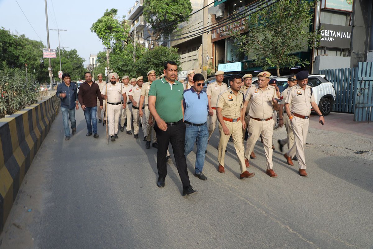 WaliaNewsNet's tweet photo. #DelhiPolice #DCPWest #HareshwarSwami #PunjabiBagh #WestDelhi #CommunityPolicing #PublicSafety #SafeDelhi #DelhiNews #PoliceForPeople #LawAndOrder #DelhiUpdates
DCP West Hareshwar Swami Interacts Directly with the Public During Foot Patrol

Late in the evening, DCP West Hareshwar Swami was seen on the streets of Punjabi Bagh along with his team. During the foot patrol, he spoke directly with local residents, shopkeepers, and passersby, listened to their concerns, and reviewed the security arrangements in the area.
DCP Hareshwar Swami inspected sensitive and busy locations and identified areas that need improvement. He gave clear instructions to police officers to ensure quick resolution of public complaints and to further strengthen the police presence in the area.

Local residents appreciated the DCP's ground-level visit and shared their concerns directly with him. This initiative by West Delhi Police is being seen as an important step towards strengthening trust between the police and the public.

"Public Safety is the Police's Top Priority."
@DelhiPolice @DCPWestDelhi @CPDelhi @LtGovDelhi @DelhiGovDigital @gupta_rekha @HMOIndia @HareshwarSwami