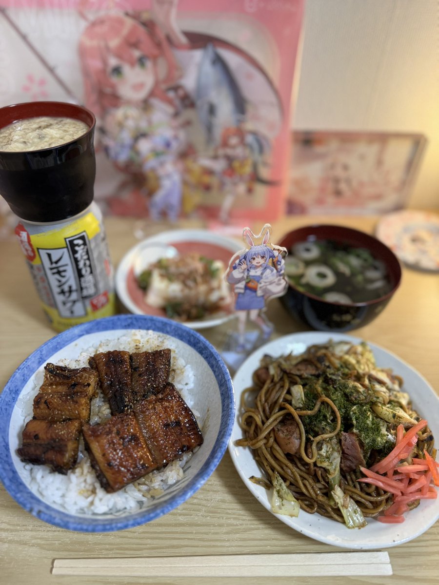 ONOGON5's tweet photo. 鰻丼（国産、大奮発）🥢
焼きそば🦑🐷
冷奴🔲松茸の味お吸い物🍄‍🟫
空中とろろレモンサワー🟡🍋

クソ忙しくて酒飲まないとやっとれやんぺこおおおおおおおおおおおお🐰🚴‍♀️💨 https://t.co/zCkx1mWD7Y