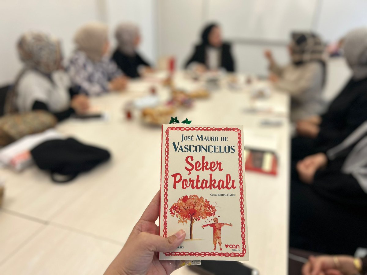 Ebkutuphane's tweet photo. Esma Biltaci Anne-Bebek Kütüphanemizde  "Şeker Portakalı" kitabının tahlilini kitap  grubumuz ile birlikte gerçekleştirdik. Eserin temaları, karakterleri ve verdiği mesajlar üzerine verimli değerlendirmeler yaptık. Okuma kültürünü destekleyen nitelikli paylaşımlarda bulunduk. https://t.co/bS96RinuMd