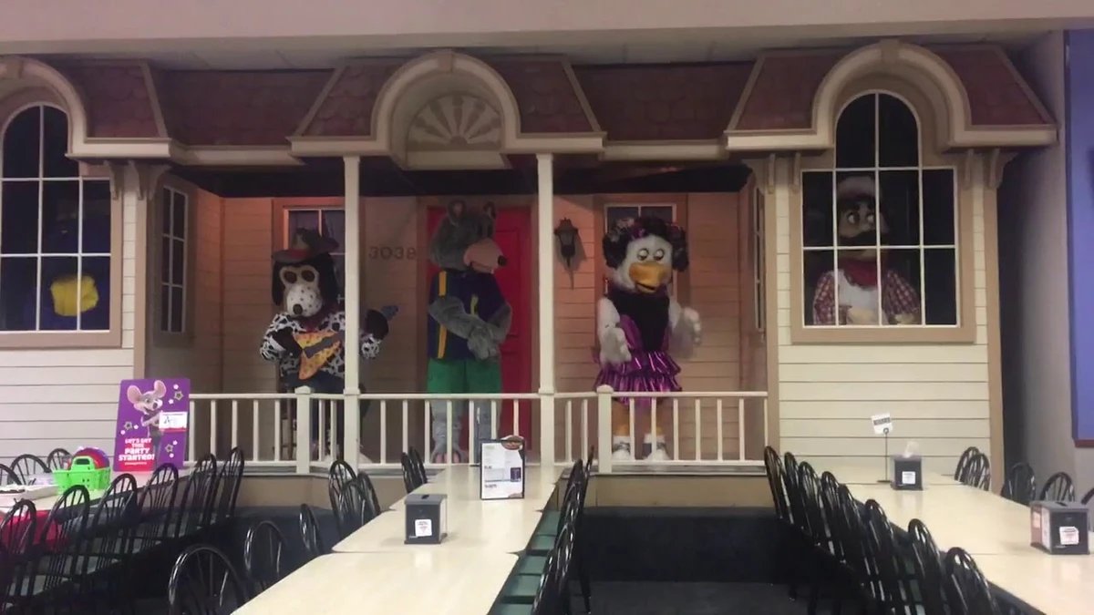 X1k_2000's tweet photo. @DevSprings Fun fact, the original FNAF stage was loosely based off of the rocker stage 

(not outright stated, but pretty obvious considering they're in the pizza time theatre arrangement and the rocker stage was the only stage in that arrangement to have full body bots) https://t.co/QDEcl68psn