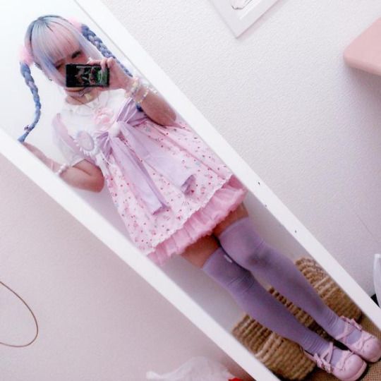 De4dGrrrl's tweet photo. Ive been rly inspired by this type of style. I dont know if id wear it because i already have so many styles... but its so cute https://t.co/uHMeBHZcxy