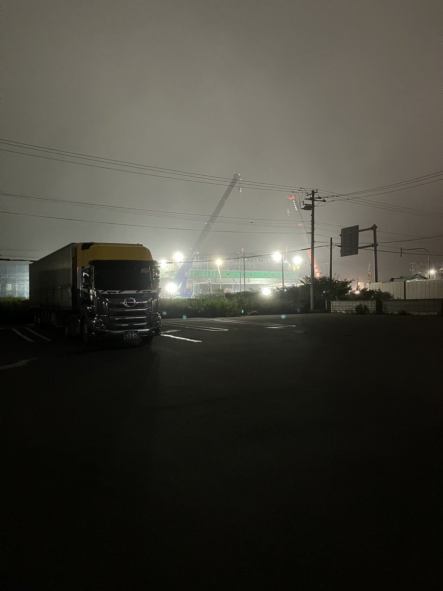 th_tmm's tweet photo. 新幹線の工事現場明るいな https://t.co/JL2XbiMKNs