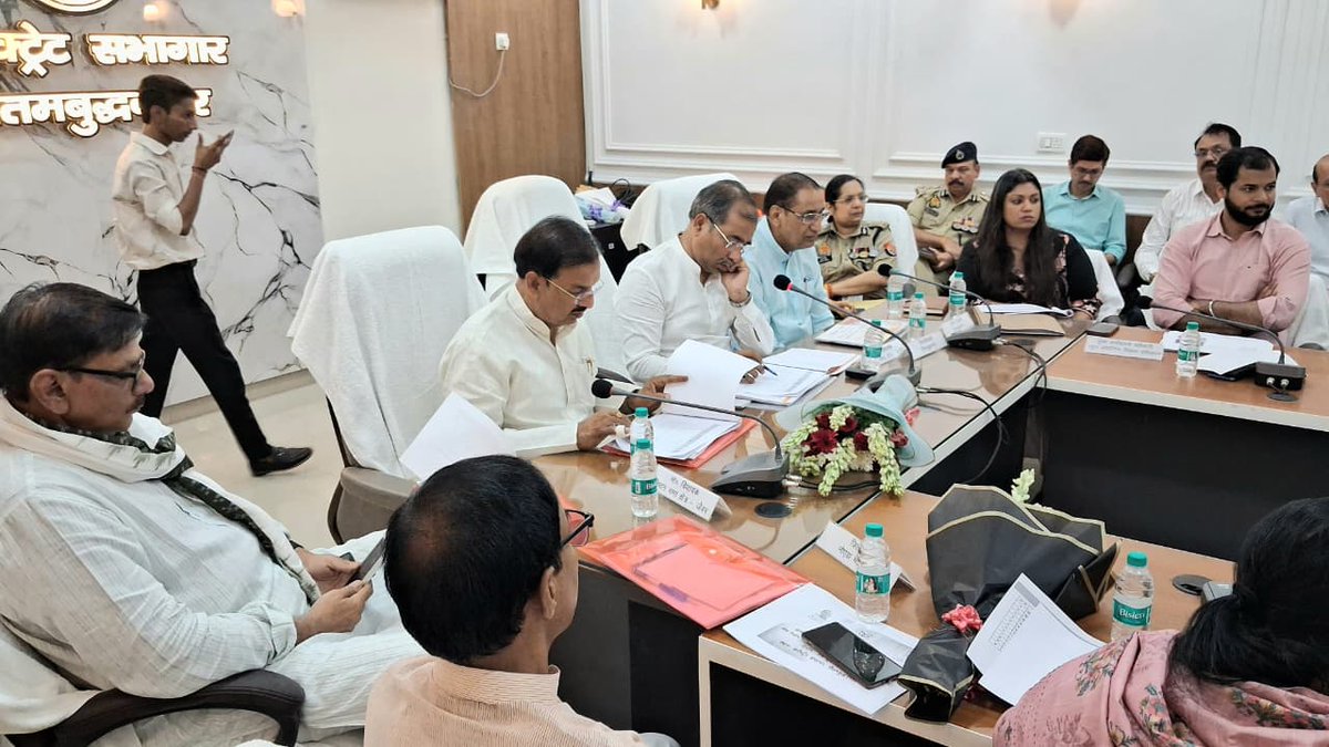 MedhaRoopam's tweet photo. मा0प्रभारी मंत्री श्री बृजेश सिंह जी की अध्यक्षता में राजस्व,मा0 मुख्यमंत्री जी के विकास प्राथमिकता कार्यक्रमों एवं कानूनव्यवस्था की समीक्षा बैठक सम्पन्न हुई। मा0मंत्री जी ने संबंधित अधिकारियों को जनहित एवं विकास कार्यों को प्रभावी ढंग से आगे बढ़ाने हेतु आवश्यकनिर्देश प्रदान किये https://t.co/qYsDuVyFCa