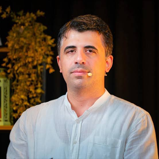 jurnalhabertr's tweet photo. Abdullah Yuyucu, yemek yerken yanınıza gelen sokak hayvanlarına yemekten verilmesi gerektiğini anlattı.

• Eğer siz yemek yerken bir kedi gelip sizin yemeğinizden bir şey isterse ona verin. 

• Çünkü o kediye hakkını vermediğinizde o kedinin nazarı yemekte kalır ve o yemek yiyene zehir olur. 

• Yani siz yemek yerken eğer yanınıza kedi, köpek ya da farklı bir hayvan gelirse, sizin yemeğinize bakarsa onun göz hakkını mutlaka verin. 

• Özellikle de kedilerin.

• Hayvanların nazarı yemeğe değdiğinde o yemek bedene zehir olur çünkü. 

• Nasıl bir insan gelip yemeğe zehir döktüğünde zehirlenirseniz aynen öyle de, birisi yemeğe baktığında göz hakkını vermediğinizde gözünden yemeğe manen zehir dökülür. 

• Bu insan için de böyledir. Hayvan için de böyledir.