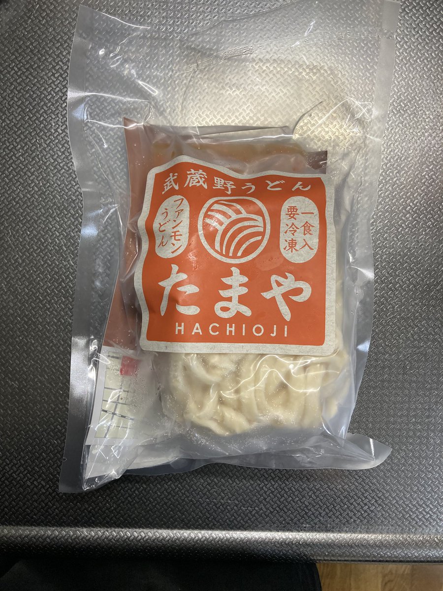 abu_harooo's tweet photo. ずっと食べてみたかったファンモンうどん届きました。

冷凍とは思えない太さとコシで、食べごたえも抜群！
しっかり満腹になりました。

作ってくださったたまやさんに感謝です。
ごちそうさまでした🙏✨

 #晩ごはん https://t.co/NJQ0MfTiWc