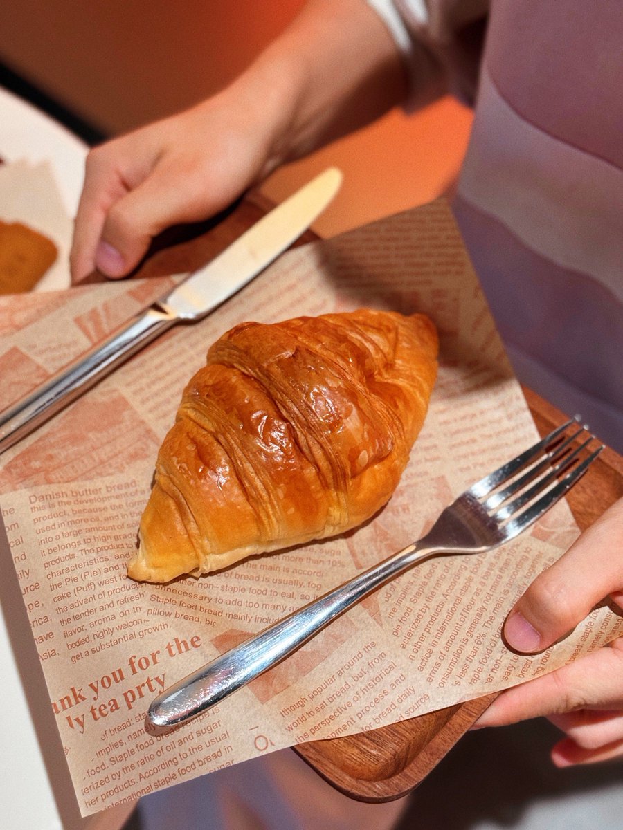 Nikolaj06952651's tweet photo. Just grabbed a warm matcha latte with a buttery croissant—this midday pick-me-up is chef’s kiss https://t.co/I0BK8E6QHp
