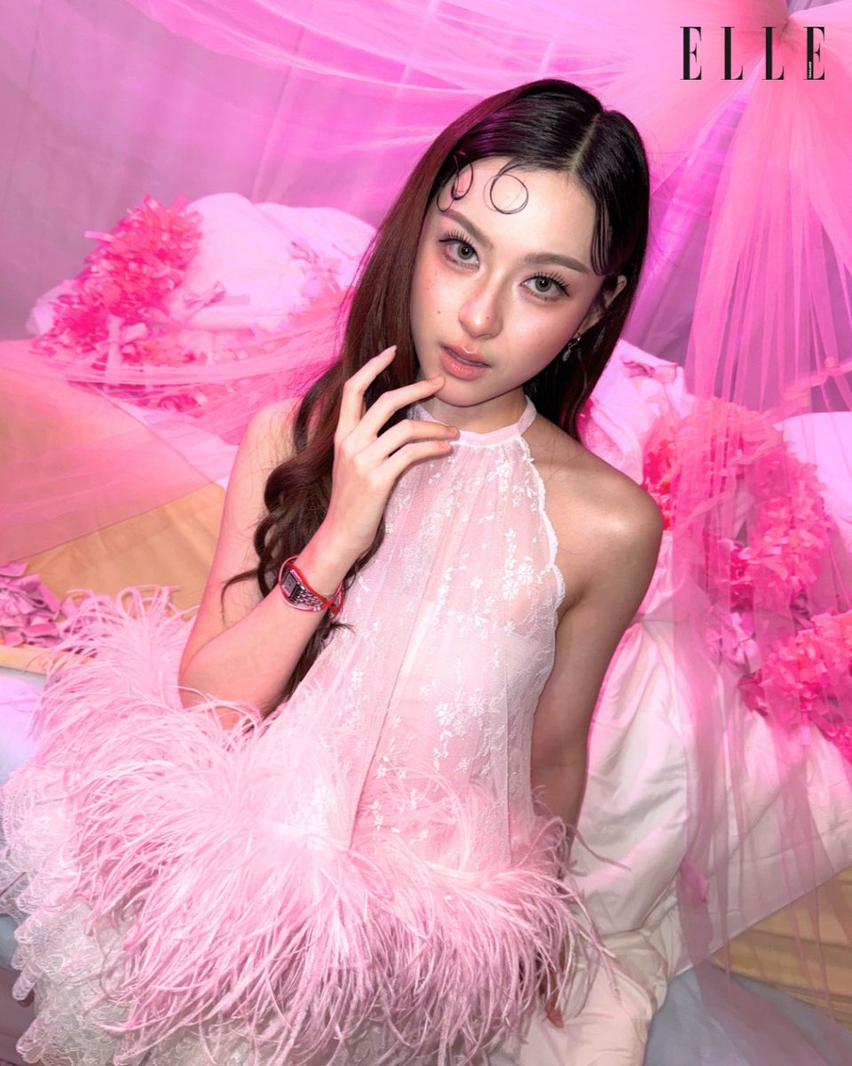 ELLEThailand's tweet photo. คนสวยเช็กอินแล้ว! พรีม ชนิกานต์ ร่วมเฉลิมฉลองกับ Landmeé ที่เผยโฉมคอลเล็กชั่น Spring/Summer 2026 ภายใต้ชื่อ Landmeé Reverie ในค่ำคืนสุดพิเศษ ลุคนี้ให้กี่คะแนนดี?

#ELLEThailand 
#Landmeé
#LandmeéReverie
#primiily https://t.co/H1kVw5qzfd
