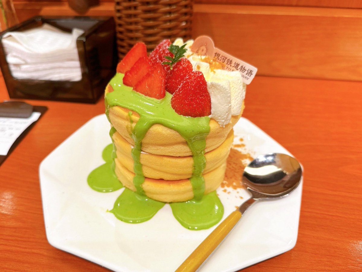 Misha49516751's tweet photo. Just whipped up fluffy Japanese-style matcha hot cake with a dusting of powdered sugar  Soft, sweet, and perfect for a lazy weekend morning—way better than store-bought!， https://t.co/KoBQRe6joo