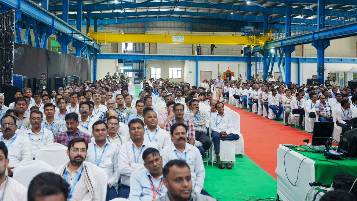 CMOMaharashtra's tweet photo. 'आत्मनिर्भर भारत'च्या दिशेने संरक्षण उत्पादन क्षेत्रातील आणखी एक भक्कम पाऊल!

केंद्रीय मंत्री राजनाथ सिंह व मुख्यमंत्री देवेंद्र फडणवीस यांनी आज नागपूर येथे यंत्र इंडिया लिमिटेडचे युनिट आयुध निर्माणी, अंबाझरी येथे '10,000 टनाच्या एक्सट्रूजन प्रेस'चे भूमिपूजन व कोनशिला अनावरण केले. 

मुख्यमंत्री फडणवीस म्हणाले, या प्रकल्पामुळे नागपूर आणि विदर्भ देशातील संरक्षण उत्पादन परिसंस्थेचा महत्त्वाचा भाग म्हणून अधिक वेगाने विकसित होणार आहे. हा प्रकल्प भारताच्या संरक्षण क्षेत्रातील आत्मनिर्भरतेला बळ देणारा महत्त्वाचा टप्पा असून पंतप्रधान नरेंद्र मोदी यांनी दिलेले ‘आत्मनिर्भर भारत’ आणि ‘विकसित भारत’ हे मंत्र आज प्रत्यक्षात साकार होताना दिसत आहेत 

मुख्यमंत्री फडणवीस म्हणाले, 'ऑपरेशन सिंदूर'च्या काळात भारताची सामरिक क्षमता, स्वदेशी तंत्रज्ञानाची ताकद आणि सज्जता संपूर्ण जगाने अनुभवली. त्यानंतर जगाला नव्या भारताची ओळख झाली. स्वतःच्या क्षमतेवर विश्वास ठेवणारा आणि कोणत्याही आव्हानाला समर्थपणे सामोरे जाणारा हा भारत आहे. आज देश संरक्षण क्षेत्रात जागतिक स्तरावर स्वतःचे स्वतंत्र स्थान निर्माण करत आहे.

संरक्षण उत्पादन, एरोस्पेस, फायटर जेट्स, ड्रोन, मानवरहित वाहने तसेच विविध अत्याधुनिक पायाभूत प्रकल्पांसाठी आवश्यक असणाऱ्या उच्च दर्जाच्या ॲल्युमिनियम घटकांच्या निर्मितीसाठी अशा प्रकारच्या एक्सट्रूजन प्रेसची महत्त्वपूर्ण भूमिका असते. या प्रकल्पामुळे देशाची संरक्षण उत्पादन क्षमता नवी उंची गाठणार असून स्वदेशी उत्पादनाला आणखी बळ मिळेल, असे मुख्यमंत्री फडणवीस म्हणाले.

यावेळी यंत्र इंडिया लिमिटेडचे अध्यक्ष व व्यवस्थापकीय संचालक विजयकुमार अय्यर व इतर मान्यवर उपस्थित होते.

@narendramodi @rajnathsingh @Dev_Fadnavis @YantraIndiaLtd @SpokespersonMoD
#Maharashtra #DevendraFadnavis #YantraIndia #DefenceIndustry