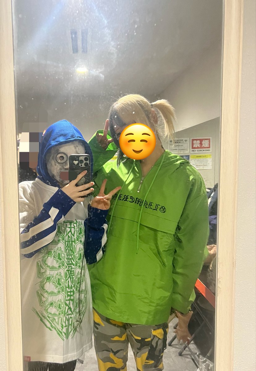 01v_pt's tweet photo. ファッションショーで着てた青いパーカー実はらんちゃんが貸してくれたやつ🫢🫢
らんちゃんが着てる緑のは私の😽 https://t.co/M9iDaNnXLr