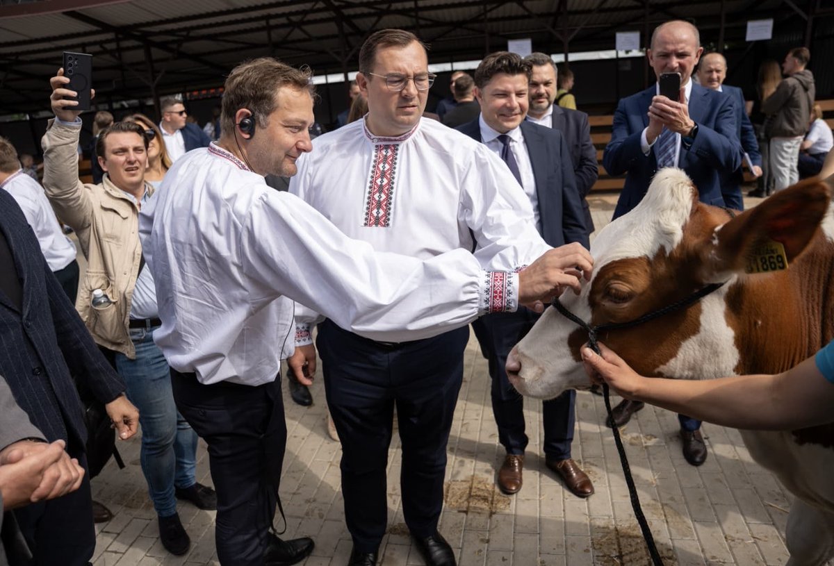 CHansenEU's tweet photo. At the National Field Days &amp; Young Farmers’ Day in 🇵🇱 I met young farmers shaping the future of 🇪🇺 agriculture. Poland is now one of the EU’s largest milk producers &amp; a leader in generational renewal

Our task is clear: support the next gen, give them stability &amp; predictability🌾 https://t.co/8ZGhmwieD4