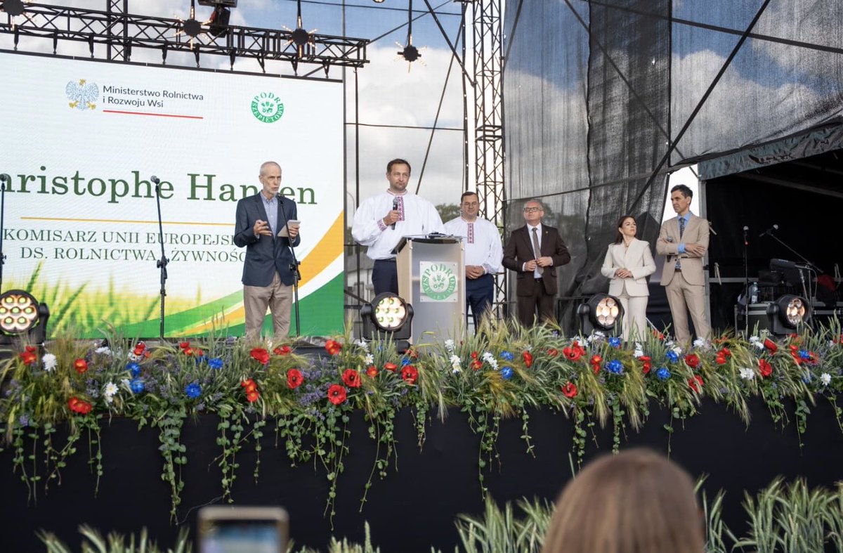CHansenEU's tweet photo. At the National Field Days &amp; Young Farmers’ Day in 🇵🇱 I met young farmers shaping the future of 🇪🇺 agriculture. Poland is now one of the EU’s largest milk producers &amp; a leader in generational renewal

Our task is clear: support the next gen, give them stability &amp; predictability🌾 https://t.co/8ZGhmwieD4