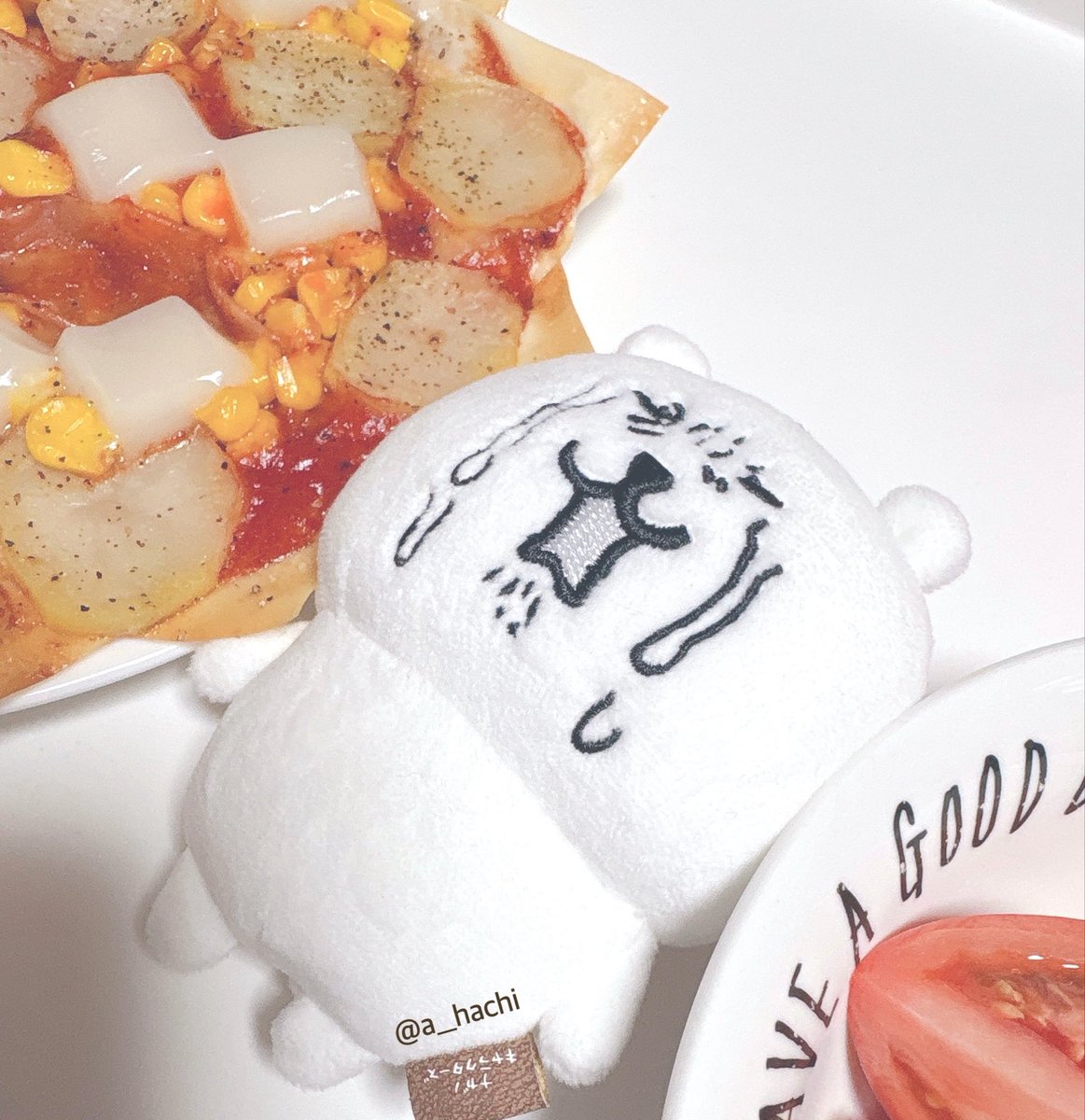 a__hachi's tweet photo. 今日は春巻きの皮を使ってピザを作ったよ🧑🏻‍🍳
(じゃがモチコーンピザ🍕)

『うぅ…お皿の間に挟まって食べれなーい』涙

#ナガノのくま #ぬいのいる生活 https://t.co/hC51GAhT0D