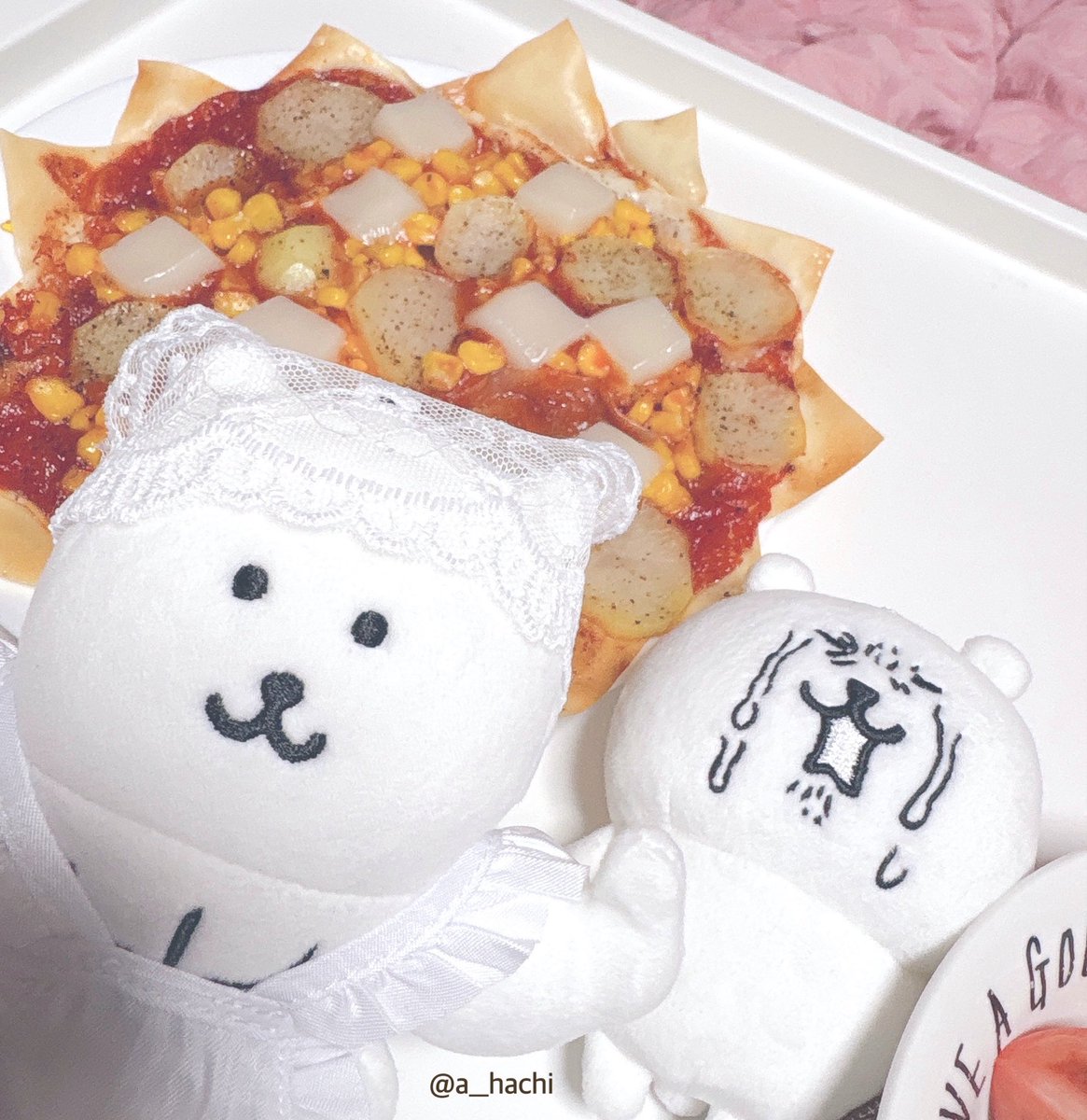 a__hachi's tweet photo. 今日は春巻きの皮を使ってピザを作ったよ🧑🏻‍🍳
(じゃがモチコーンピザ🍕)

『うぅ…お皿の間に挟まって食べれなーい』涙

#ナガノのくま #ぬいのいる生活 https://t.co/hC51GAhT0D