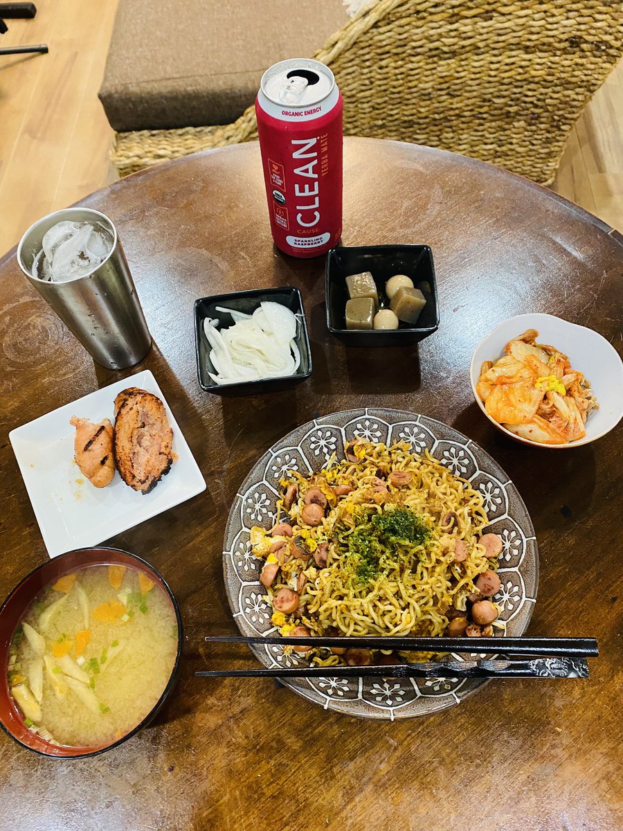 noborutakachi's tweet photo. 仕事から帰ってきて、サクッと晩御飯！
焼きそば
納豆キムチ
玉ねぎ酢漬け
明太子
こんにゃく
豚汁
ヤバい…写真撮る前に明太子一口齧ってしまった https://t.co/fUMCeYUs8A