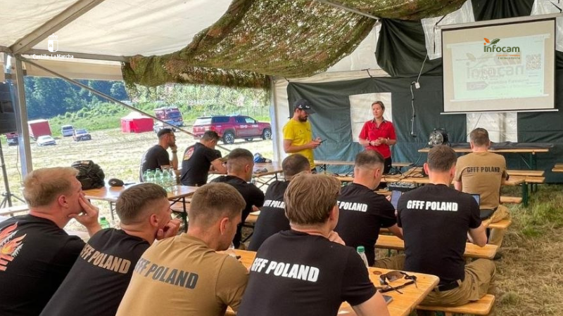 Plan_INFOCAM's tweet photo. #INFOCAM de @gobjccm participa estos días en el ejercicio internacional #SAFE2026, en Polonia 🇵🇱 

Una técnica de la Junta y un analista de datos de #INFOCAM colaboran en distintas actividades y acompañan a los profesionales polacos que visitará España el próximo mes de agosto.

🤝 Cooperación e intercambio de experiencias. #LaPrevenciónSalva