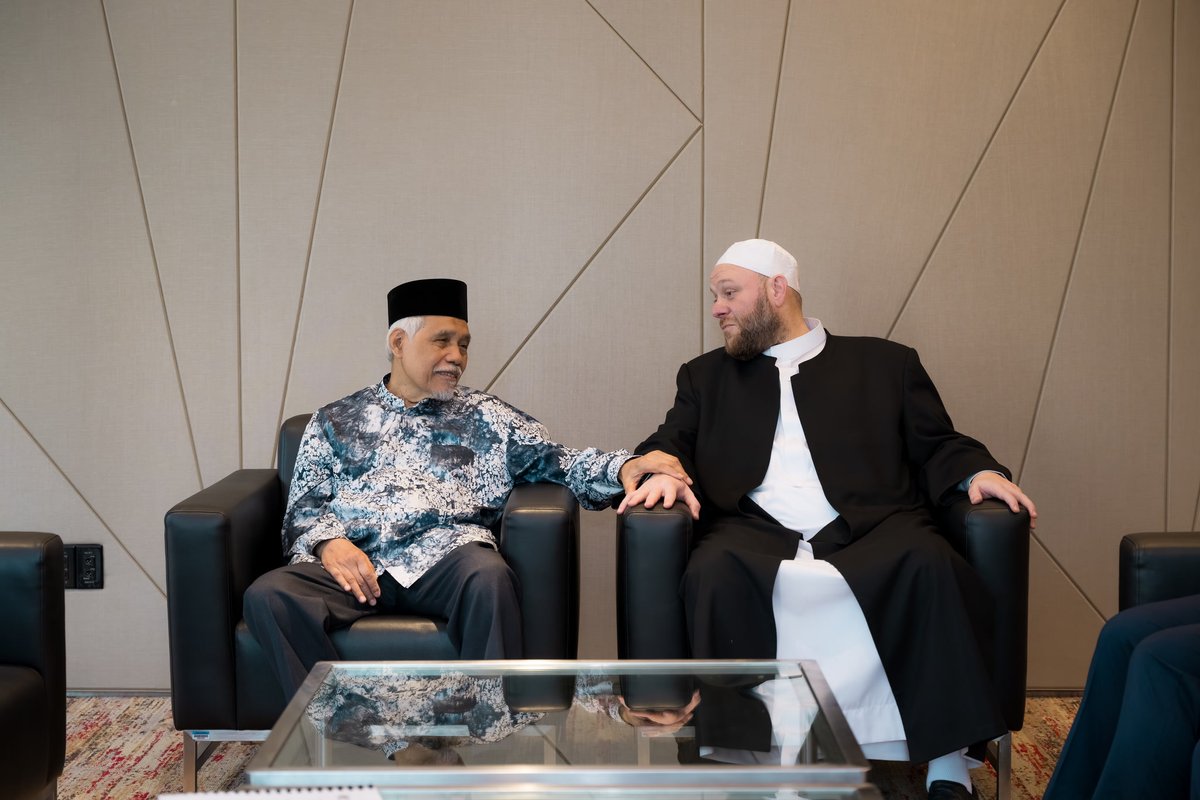 shadialsuleiman's tweet photo. A historic and landmark milestone for the Australian Muslim community.
 
During his visit to Kuala Lumpur, Malaysia, Sheikh Shadi Alsuleiman met with the Malaysian Minister of Higher Education, Datuk Seri Dr Zambry Abdul Kadir, and discussed the future of Islamic higher education in Australia, including the establishment of the first institute of its kind in the country.
 
The Australian Islamic Institute of Higher Education (AIIHE), founded by the United Muslims of Australia (UMA), also officially signed and exchanged a Memorandum of Understanding (MoU) with the International Islamic University Malaysia (IIUM), one of the most renowned Islamic universities in the world.
 
The MoU was signed and exchanged between Professor Osman Bakar, Rector of IIUM, and Sheikh Shadi Alsuleiman, Founder and Chair of UMA and Director of AIIHE.
 
This important MoU will include cooperation between both institutions, lecturer and student exchange, support in developing the Islamic curriculum, and assistance in the establishment of AIIHE.
 
AIIHE aims to become the first Islamic higher education institution of its kind in Australia, pending TEQSA approval and accreditation of its courses. AIIHE is independently established and led in Australia to serve the broader Australian Muslim community through excellence in Islamic education and theology.
 
Through AIIHE, UMA aims to graduate home-grown Imams, religious leaders, scholars, educators and community leaders, both brothers and sisters, who are grounded in authentic Islamic knowledge and connected to the Australian context.

This project is part of UMA’s long-term vision to preserve Islamic identity for future generations, strengthen Islamic education in Australia, and prepare leaders who can serve the Muslim community and their country, Australia, with knowledge, wisdom and confidence.

By the grace of Allah, we are not far from achieving this vision, and UMA will continue working tirelessly until this dream becomes a reality.
