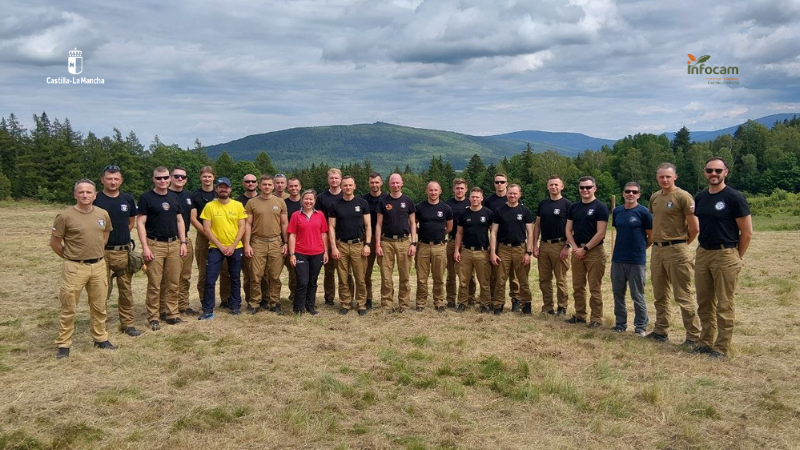 Plan_INFOCAM's tweet photo. #INFOCAM de @gobjccm participa estos días en el ejercicio internacional #SAFE2026, en Polonia 🇵🇱 

Una técnica de la Junta y un analista de datos de #INFOCAM colaboran en distintas actividades y acompañan a los profesionales polacos que visitará España el próximo mes de agosto.

🤝 Cooperación e intercambio de experiencias. #LaPrevenciónSalva