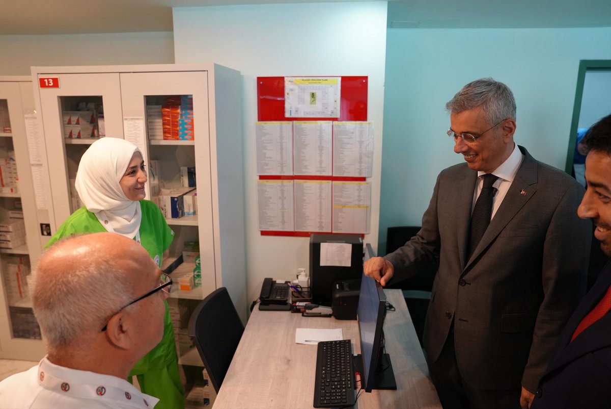 drmemisoglu's tweet photo. 📍Suriye

Şam Kalp Hastanesi’nde tedavi gören hastaları ziyaret ederek geçmiş olsun dileklerimizi ilettik, fedakar sağlık çalışanlarıyla bir araya geldik.

İnsan sağlığı için emek veren tüm sağlık çalışanlarına muvaffakiyetler diliyor, şifa bekleyen tüm hastaların bir an önce sağlığına kavuşmasını temenni ediyorum.