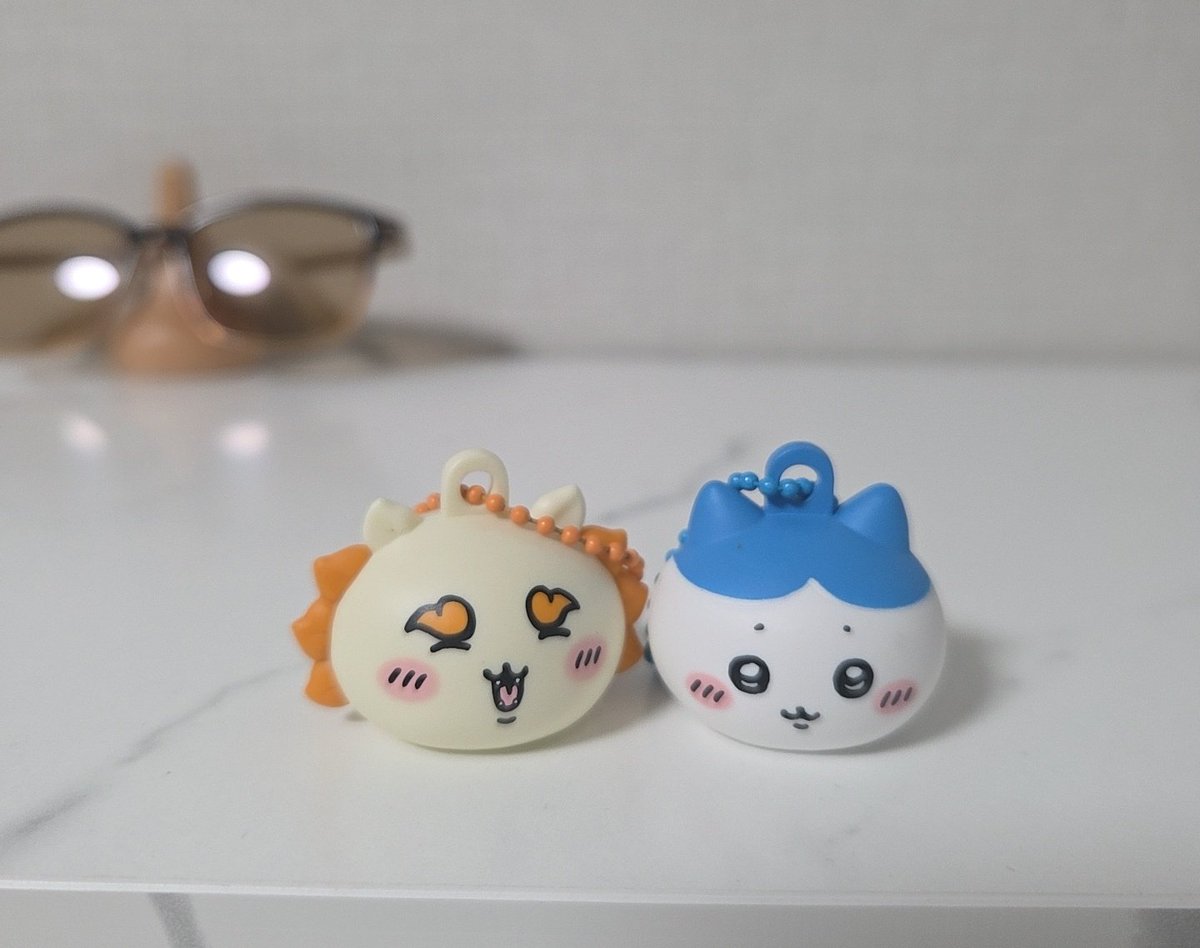 jarinco2's tweet photo. リップのキャップをガチャガチャしてみたんだけど家に無数にあるリップとか棒状のものが未だ何一つシンデレラフィットしてくれない https://t.co/b6QPUA4p6A