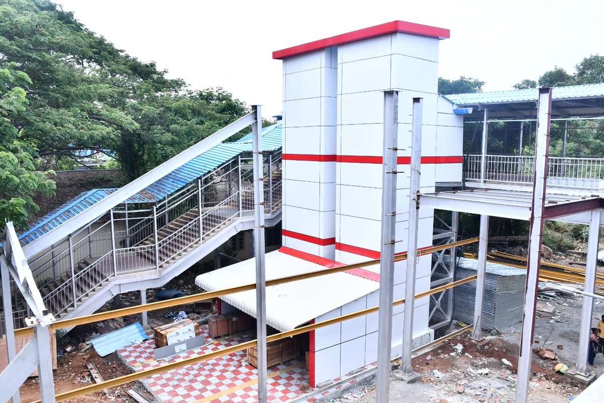 DrmChennai's tweet photo. π Rising to Meet Passenger Needs! β¬οΈ
Shri Shailendra Singh, Divisional Railway Manager, Chennai, accompanied by Divisional Branch Officers, inspected the ongoing lift and escalator works at #Tambaram Railway Station yesterday (18.06.2026), reaffirming Southern Railway's commitment to enhancing accessibility, elevating passenger convenience, and ensuring a seamless travel experience for all. β¨π
#ChennaiDivision #SouthernRailway #IndianRailways #PassengerFirst #EnhancingAccessibility #StationRedevelopment #PassengerConvenience #RailwayInfrastructure #TransformingStations #Redevelopmentwork