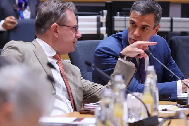 veintimillapie's tweet photo. Tensión entre Sánchez y algunos líderes europeos como Dinamarca o Italia, por la migración y la regularización exprés de España, no puede estar un país haciendo regularizaciones exprés como España y otros lo contrario, haciendo centros de deportaciones https://t.co/z6JpoG056F