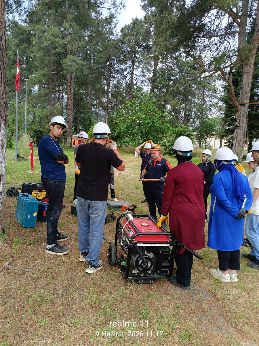 AFAD_Sakarya's tweet photo. Sakarya AFAD Arama Kurtarma Birlik Müdürlüğümüz yerleşkesinde, SAÜDAK üyelerine yönelik Enkazda Arama Kurtarma Temel Eğitimi gerçekleştirildi. https://t.co/TzYj36wDQ9