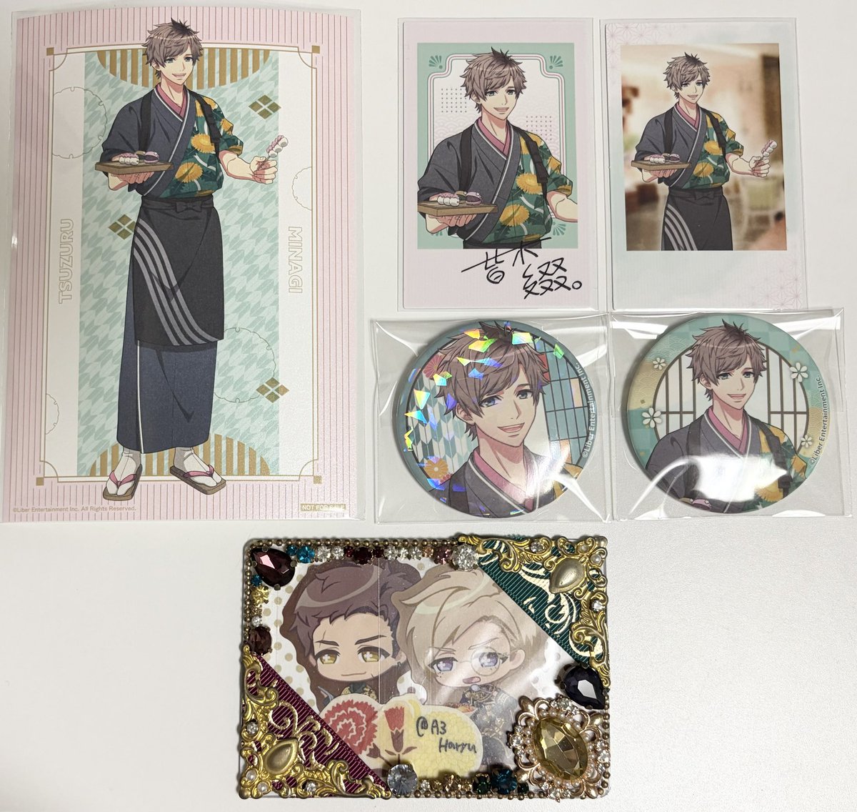 A3Haryu's tweet photo. 【A3！交換】
A3! スイパラ スイーツパラダイス コラボ

譲】
①缶バッジ→綴
②ポラショット→綴
③特典ポストカード→綴
④コースター→SD誉
⑤クリアカード→十座、誉

求】コースター 等身左京
　　⑤のみ同種臣、左京

①〜③ 綴はキャラ毎送料込2200円でお譲り可。

↓ https://t.co/eySQytrr3l