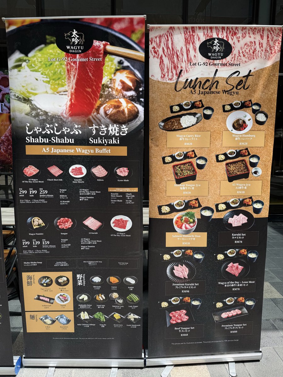 chilipilico's tweet photo. 【Wagyu Dagin 】
ランチセットがお得なので入ってみたら、ちゃんと和牛で美味しい。こんな街のど真ん中で、和牛ハンバーグセットがRM28、A5和牛重セットがRM38って破格の値段じゃない？私はハンバーグが欲しかったけど、その時なかったのでサーモンはまち丼にしたら、新鮮で美味しかった（ただし下は酢飯じゃなくて白ごはんだった）。付け合わせもちゃんと美味しい。平日限定と書いてないので祝土日も大丈夫そう（私が行ったのは祝日だった）。

本当に和牛？この値段で？と思って店内の宮崎牛のポスターを見ていたら思い出した、あんなちゃん投稿の和牛の店も確かこんな名��だったような…と思って調べたら、同じ会社経営の姉妹店みたい。

こっちのららぽーとグルメストリートにある店舗は、セットもあるけどビュッフェに力を入れているようで、焼肉、しゃぶしゃぶ＆すき焼き、そして写真③の左に載っている色々あるビュッフェなど、自分の食べたいものに合わせて選べる。

私が注目したのはその色々ビュッフェ。RM199++で、A5和牛の野菜肉巻きほか、野菜、ユッケ、ハンバーグ、刺身、スープ、ご飯もの（カレーライス、ユッケイクラ丼、とろろ卵ご飯など）バラエティがすごい。肉だけを焼くっていうのはないけど、アスパラとか長ネギとか山芋とかししとうとか巻いてある肉なんて逆に嬉しいわ。（写真拡大してよくみてくだ��い。）

なぜこんな破格の値段でA5和牛が食べられるかというと、もともと日本産和牛の輸入・卸売業者だった会社が経営しているレストランだかららしい。
TTDIにもWagyu by La Moonという店があるそうです。

ということで、今度はここの色々ビュッフェに行ってみたい。

#マレーシア
