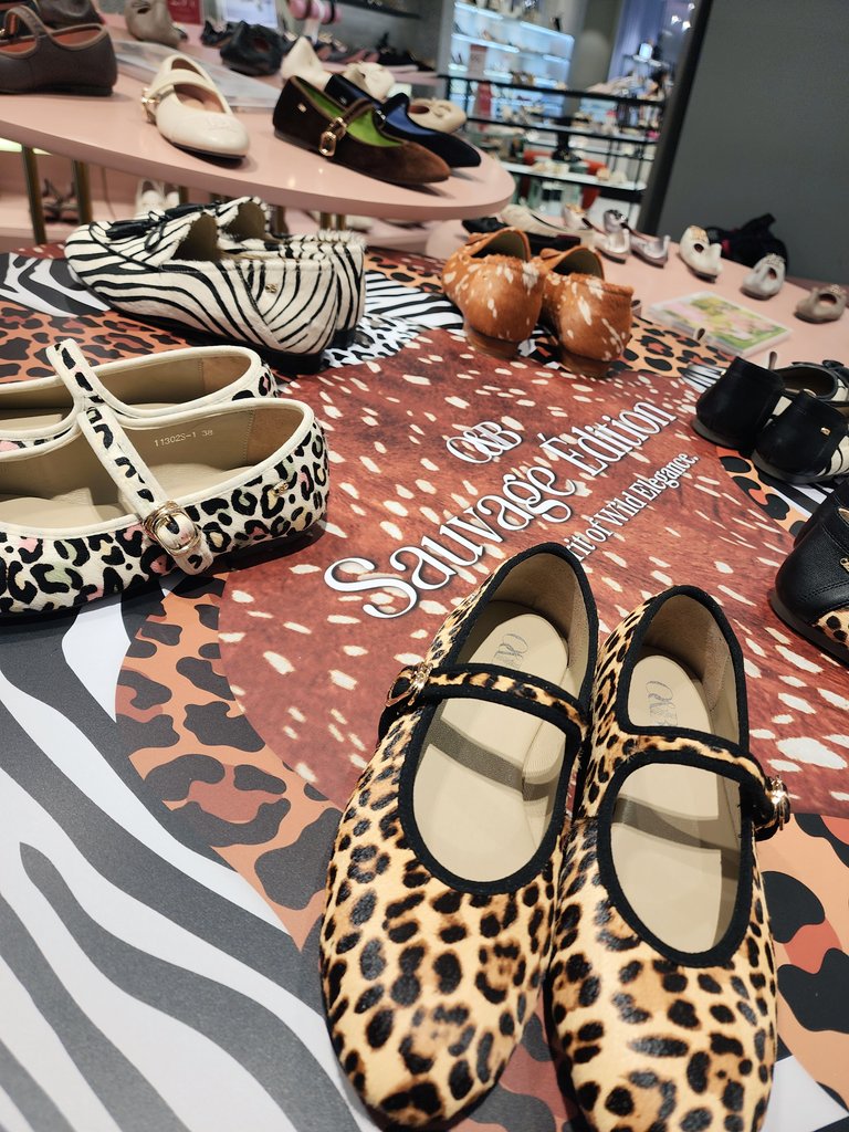 Englothome's tweet photo. คู่จริงสวยมากกกก
✨New Collection จาก O&B 
Sauvage Édition 🐆
The Spirit of Wild Elegance
🐆 Summer Leopard
🦓 Wild Zebra
🦌 Little Bambi
🌈 Rainbow Leopard

วางจำหน่ายแล้วที่
https://t.co/xeTIXm7fMO
📍O&B Store
-Centralworld, 2Fl.
-Mega Bangna, 1Fl.
-Siam Center, 1Fl.
-Siam Paragon, 1Fl.
-Central Ladprao, 2Fl.

#CharlottexOandB 
#OANDBAnimalprint
#CharlottexOandBinSeoul
#CharlotteAustin #ชาล็อตออสติน
@itscharlotty  @oandb_official