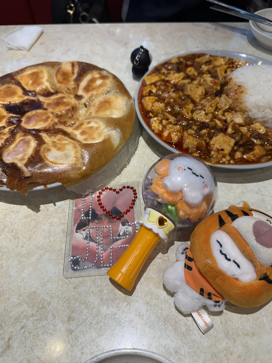 Yo__vy3's tweet photo. ほにころ個人ツベで行ってた
シンソルドンのマンドゥ屋さんに
行ってきたー！🫶
焼きマンドゥが美味しいすぎた💛 https://t.co/CyMBy7B998