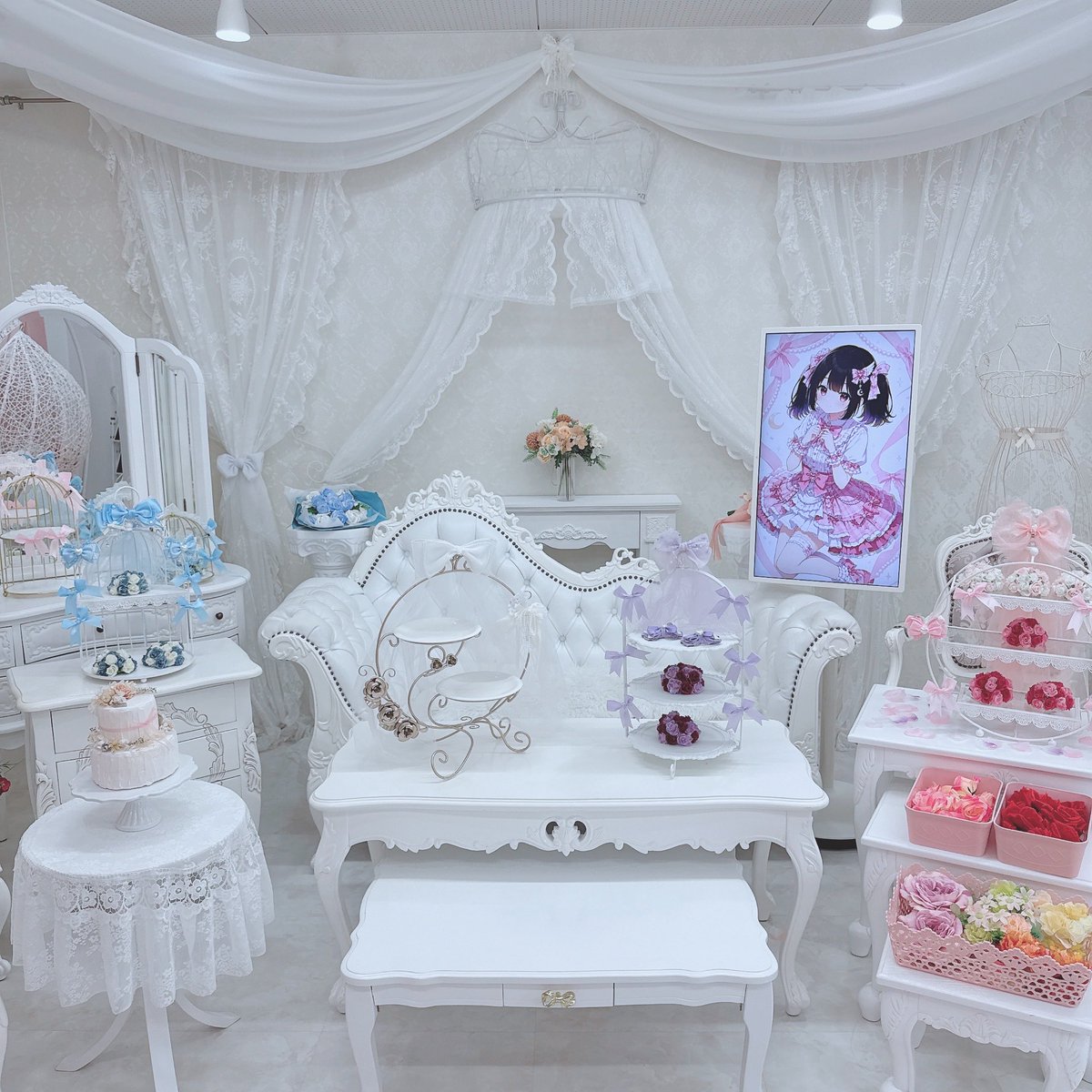 PhotoRozalia's tweet photo. White♡Tiaraスタジオ

天井ドレープを新設しました✨
ふんわりレースで、さらにお姫様空間に♡

祭壇も増設し、アフタヌーンティースタンドはリボンやブーケでドレスアップ🎀

そして！
Roseスタジオ及び写真4枚目の詳細は続報をお楽しみに🎁

#推し活
#本人不在の誕生日会
#フォトスタジオロザリア https://t.co/Iv0iXSo2Fl