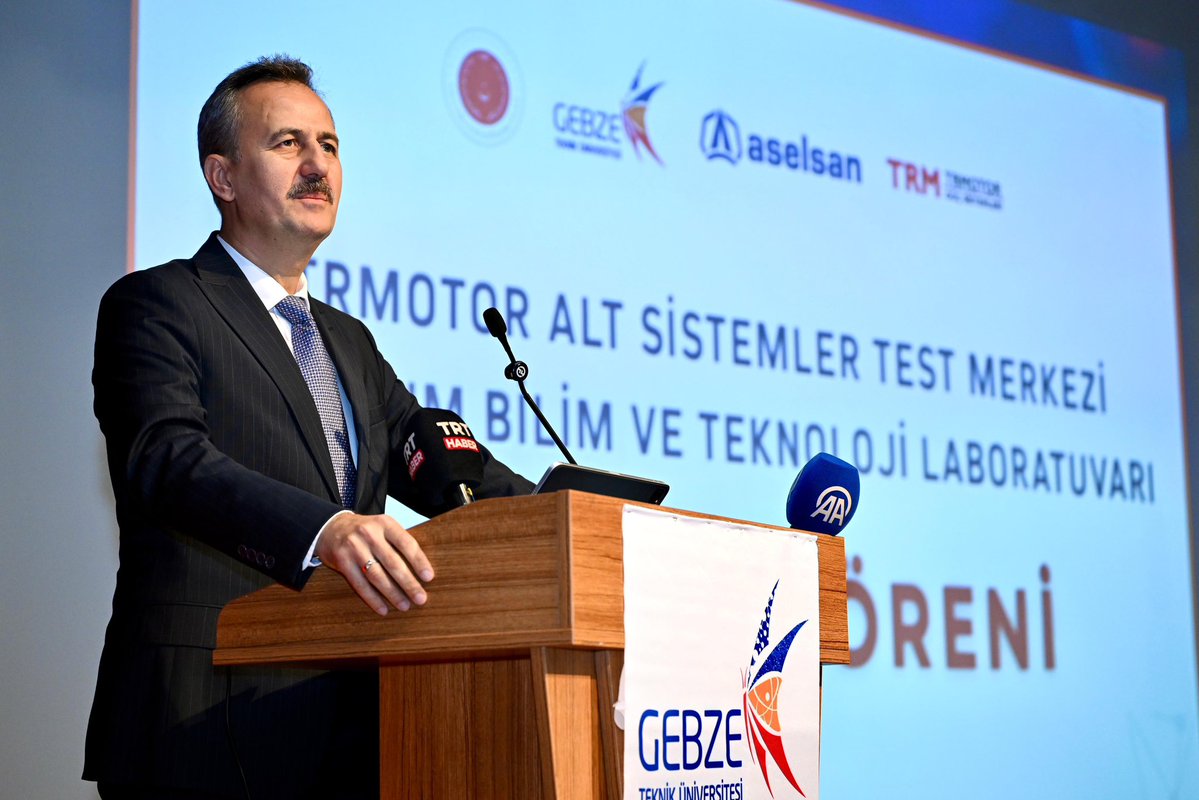 halukgorgun's tweet photo. 📍 Gebze | 🇹🇷

Gebze Teknik Üniversitesi bünyesinde kurulan Kuantum Bilim ve Teknoloji Laboratuvarı (QSTL) ile TRMOTOR Alt Sistemler Test Merkezi’nin açılışını gerçekleştirdik.

Kuantum teknolojileri ve millî motor sistemleri alanlarında ülkemize stratejik kabiliyetler kazandıracak bu iki önemli altyapı; araştırmadan tasarıma, doğrulamadan ürüne uzanan teknoloji ekosistemimizin kritik halkalarını güçlendirecektir.

QSTL; kuantum haberleşme, kuantum algılama ve kuantum hesaplama alanlarında yürütülecek çalışmalara katkı sunarken, TRMOTOR Alt Sistemler Test Merkezi ise KAAN projemiz dahil olmak üzere millî hava platformlarımız için geliştirilen motorların test, doğrulama ve kalifikasyon süreçlerine önemli yetkinlikler kazandıracaktır.

Bu merkezlerin; ülkemizin teknolojik bağımsızlık vizyonuna, millî mühendislik kabiliyetlerimize ve savunma sanayii ekosistemimizin derinleşmesine önemli katkılar sunacağına inanıyorum.

Başta Gebze Teknik Üniversitesi olmak üzere ASELSAN, TRMOTOR, TÜBİTAK ve emeği geçen tüm paydaşlarımıza teşekkür ediyor; açılışını gerçekleştirdiğimiz bu kıymetli altyapıların ülkemize, savunma sanayiimize ve teknoloji ekosistemimize hayırlı olmasını diliyorum.

@aselsan @GtuEduTr @TRMOTOR @Tubitak 

#MilliTeknolojiHamlesi #MilliYetkinlikHamlesi