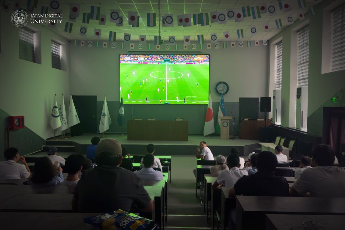 JapanJdu82100's tweet photo. 昨日はJDUキャンパスもサッカー一色。🇺🇿⚽

学生、教職員、そして日本人教員も一緒にウズベキスタン代表を応援しました。
世界の舞台で戦う選手たちに心から拍手を送ります！
#JDU #JapanDigitalUniversity #ウズベキスタン代表 #WorldCup #サッカー https://t.co/y8Mxm2SS9u