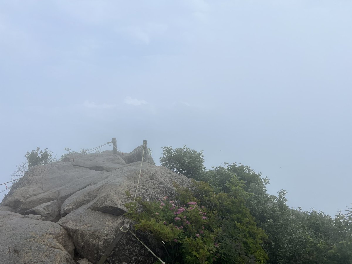 bbks5735's tweet photo. 昼は筑波山登山したけど霧で何も見えなかった女体山山頂 https://t.co/EnBxYsKUEE