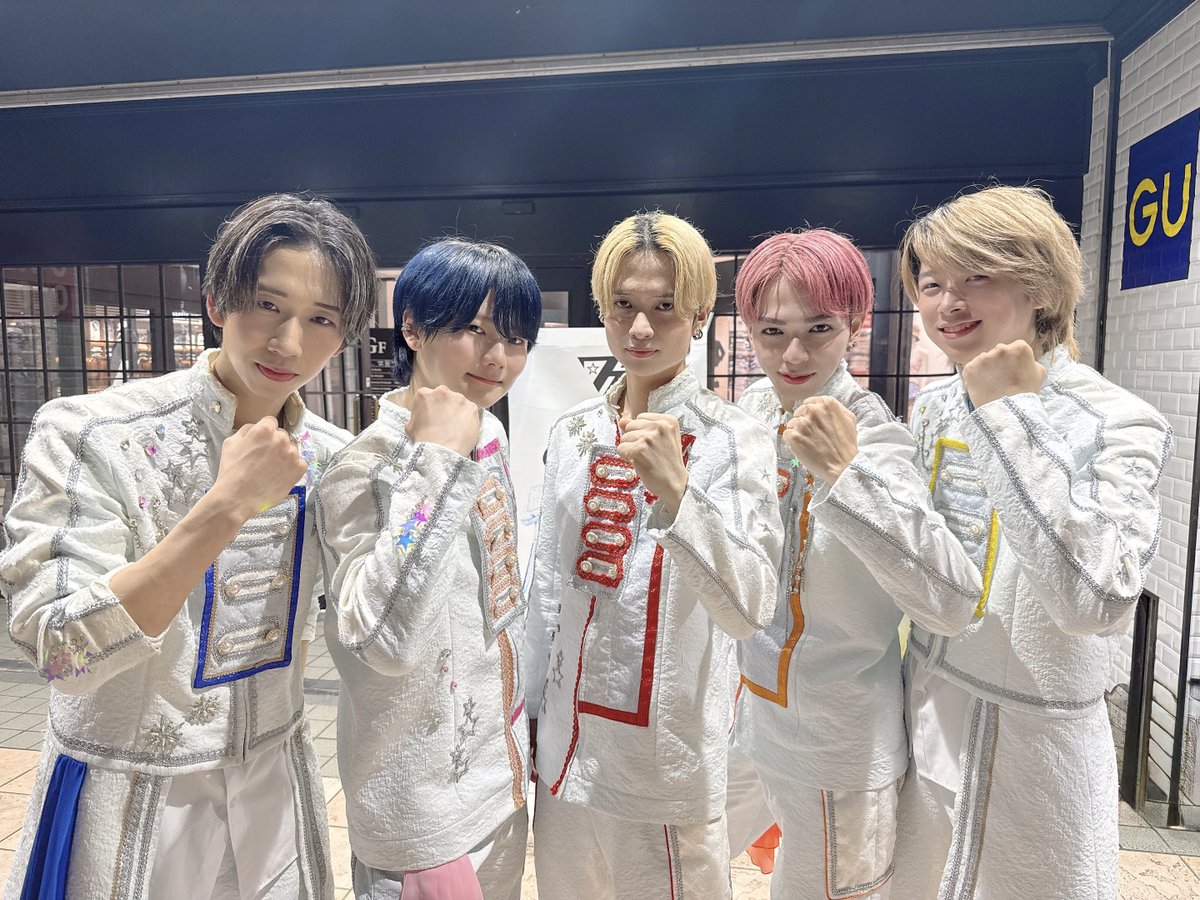 hi7_official's tweet photo. ⋆ ✩ ⋆ ┄ ⋆ ✩ ⋆ ┄ ⋆ ✩ ⋆ ┄ ⋆ ✩ ⋆ ┄ ⋆ ✩ ⋆

　　　　　   𝟚𝟘𝟚𝟞.𝟘𝟞.𝟙𝟡
              横浜ビブレNiigo広場

⋆ ✩ ⋆ ┄ ⋆ ✩ ⋆ ┄ ⋆ ✩ ⋆ ┄ ⋆ ✩ ⋆ ┄ ⋆ ✩ ⋆

横浜Niigo広場ありがとうございました！

夏至が近くなり、7時過ぎての出演でも
空が明るい中での出演となりました🌇

梅雨でムシムシもしているので
外で応援の際には沢山水分補給て下さい🚰

次回のライブは明日MAGNET渋谷にて！
皆様をお待ちししております𖤐 ̖́-

#ハイセブン #hi7