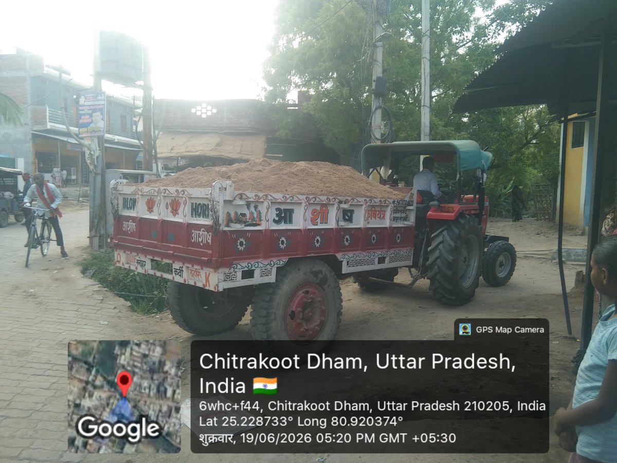 Chitrakoot55000's tweet photo. #चित्रकूट: जिला मुख्यालय के अन्तर्गत बनकट रोड गली के अन्दर , ट्रैक्टरों से किया जा रहा हैं ख���लेआम धड़ल्ले से ओवरलोड बालू का कारोबार , पूरा मामला कर्वी कोतवाली क्षेत्र का @ChitrakootDm @Uppolice @rangechitrakoot @ADGZonPrayagraj @myogioffice @CMOfficeUP @homeupgov @dgpup https://t.co/KauApkLtGM