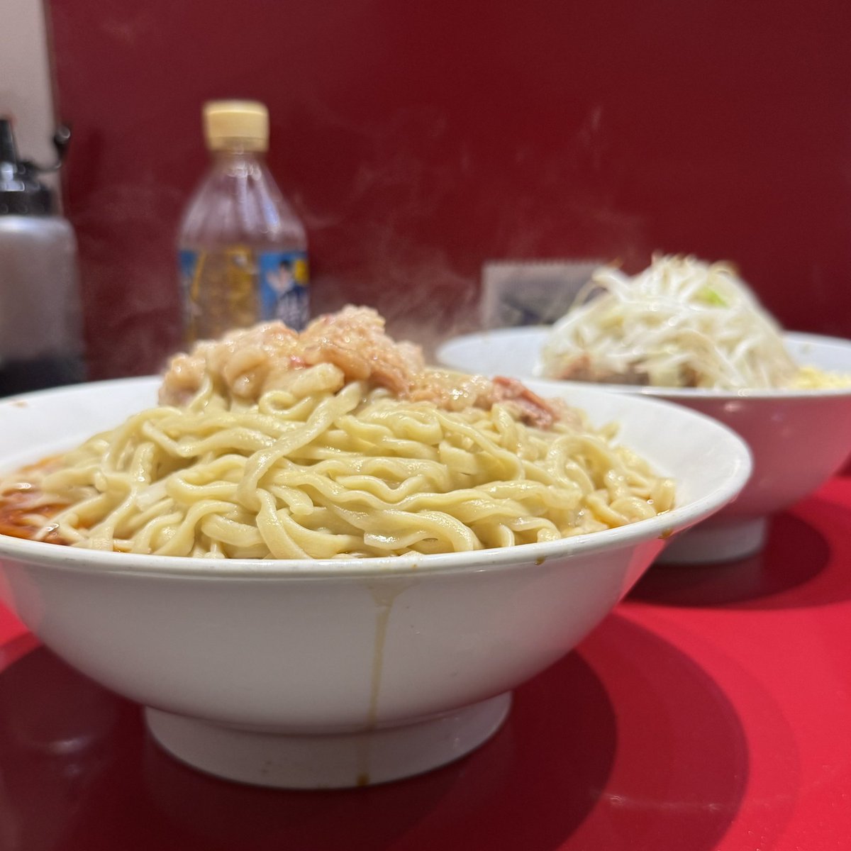 yng1983's tweet photo. ラーメン二郎 西台駅前店
大ラーメン
汁なし
炙り
うずら
生玉子
ヤサイ、ニンニク、アブラ❗️

私は西台の汁なしが大好きだ
美味しい汁を頂かないなんて
どこか損した気持ちになり
あまり食べてこなかった…
今年は3/4汁なしになっている
美味すぎる…幸せ極まりました
本日もありがとうございました🙇‍♂️ https://t.co/0PtkTMCaAz