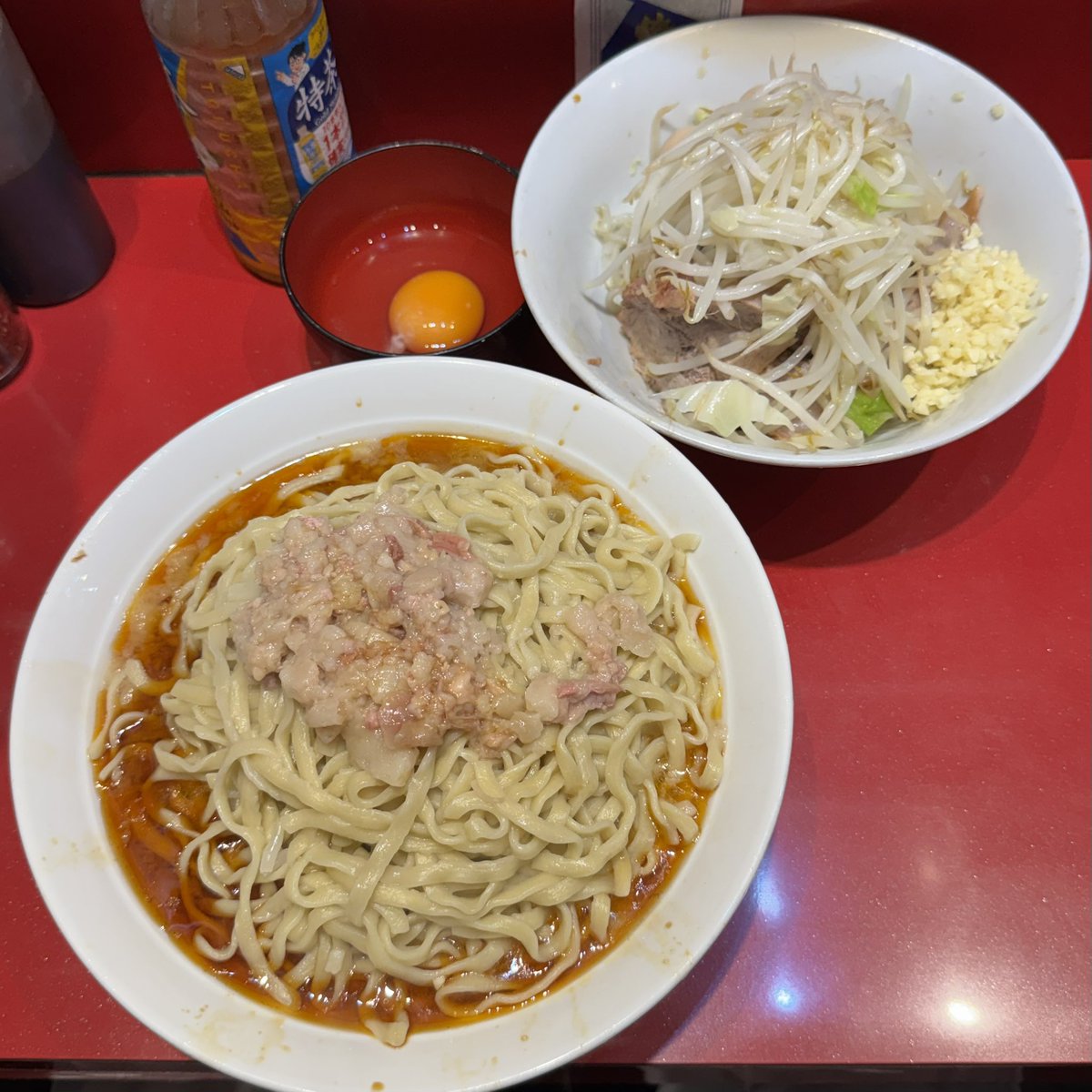 yng1983's tweet photo. ラーメン二郎 西台駅前店
大ラーメン
汁なし
炙り
うずら
生玉子
ヤサイ、ニンニク、アブラ❗️

私は西台の汁なしが大好きだ
美味しい汁を頂かないなんて
どこか損した気持ちになり
あまり食べてこなかった…
今年は3/4汁なしになっている
美味すぎる…幸せ極まりました
本日もありがとうございました🙇‍♂️ https://t.co/0PtkTMCaAz