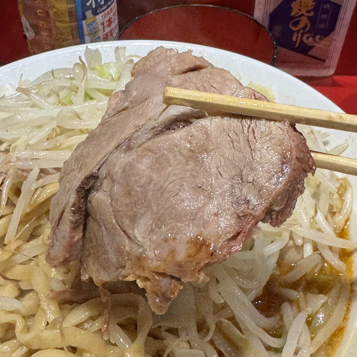 yng1983's tweet photo. ラーメン二郎 西台駅前店
大ラーメン
汁なし
炙り
うずら
生玉子
ヤサイ、ニンニク、アブラ❗️

私は西台の汁なしが大好きだ
美味しい汁を頂かないなんて
どこか損した気持ちになり
あまり食べてこなかった…
今年は3/4汁なしになっている
美味すぎる…幸せ極まりました
本日もありがとうございました🙇‍♂️ https://t.co/0PtkTMCaAz