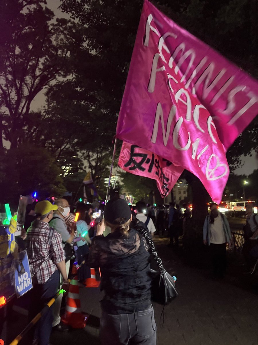 colabo_yumeno's tweet photo. #国会正門前大行動0619
#軍拡反対 #憲法変えるな
#沖縄戦を忘れない
#性搾取を許さない 
沖縄県議の幸喜愛さんと。
今日は、「戦争に行きたくない、大人達にはこの状況をしっかり考えてほしい」と高校生が震える声でスピーチ。初めてデモに来たとのこと。こんな社会でごめんなさい。変えるために護憲・
反戦の声を共にあげ続けましょう。
次の19日行動は7月19日、日曜日！15:30から。
6月25日は官邸前でウィメンズアクションです。