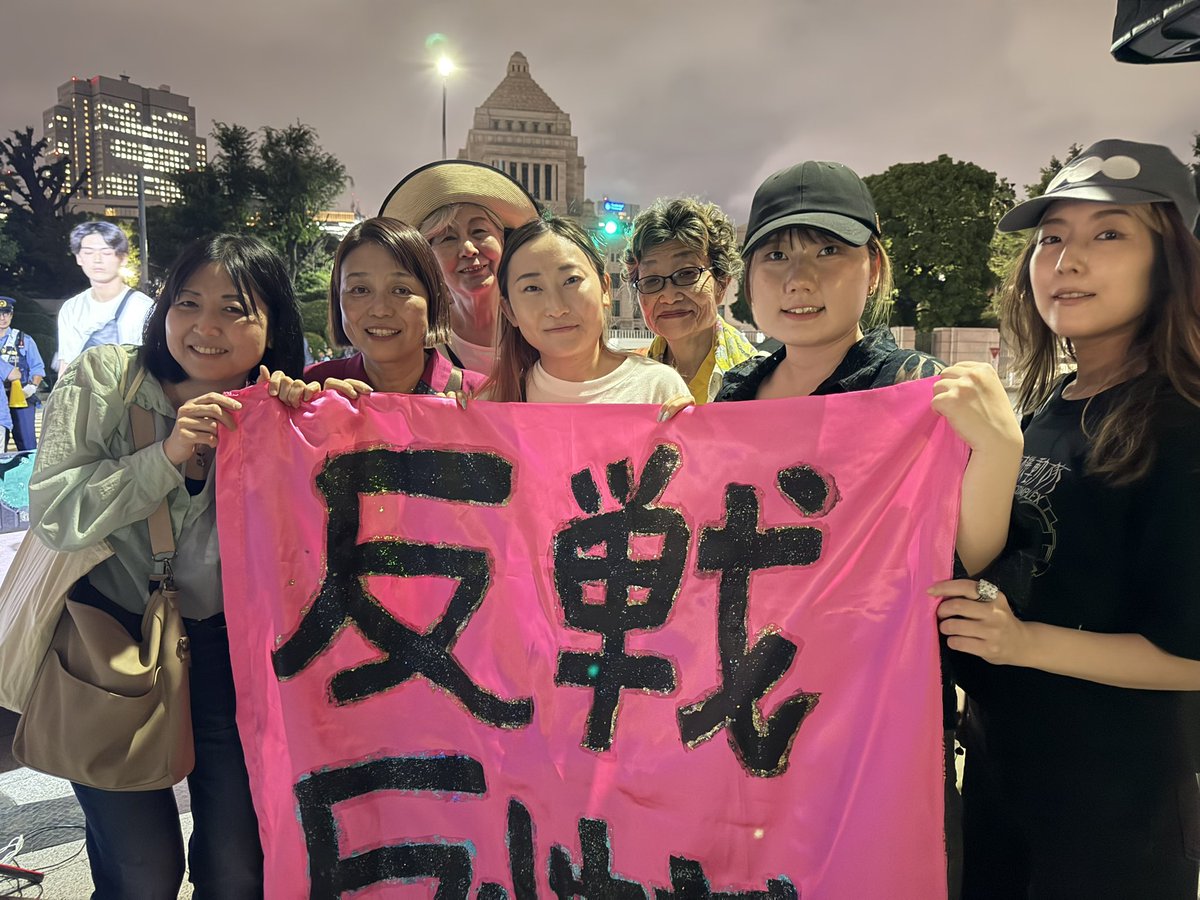 colabo_yumeno's tweet photo. #国会正門前大行動0619
#軍拡反対 #憲法変えるな
#沖縄戦を忘れない
#性搾取を許さない 
沖縄県議の幸喜愛さんと。
今日は、「戦争に行きたくない、大人達にはこの状況をしっかり考えてほしい」と高校生が震える声でスピーチ。初めてデモに来たとのこと。こんな社会でごめんなさい。変えるために護憲・
反戦の声を共にあげ続けましょう。
次の19日行動は7月19日、日曜日！15:30から。
6月25日は官邸前でウィメンズアクションです。