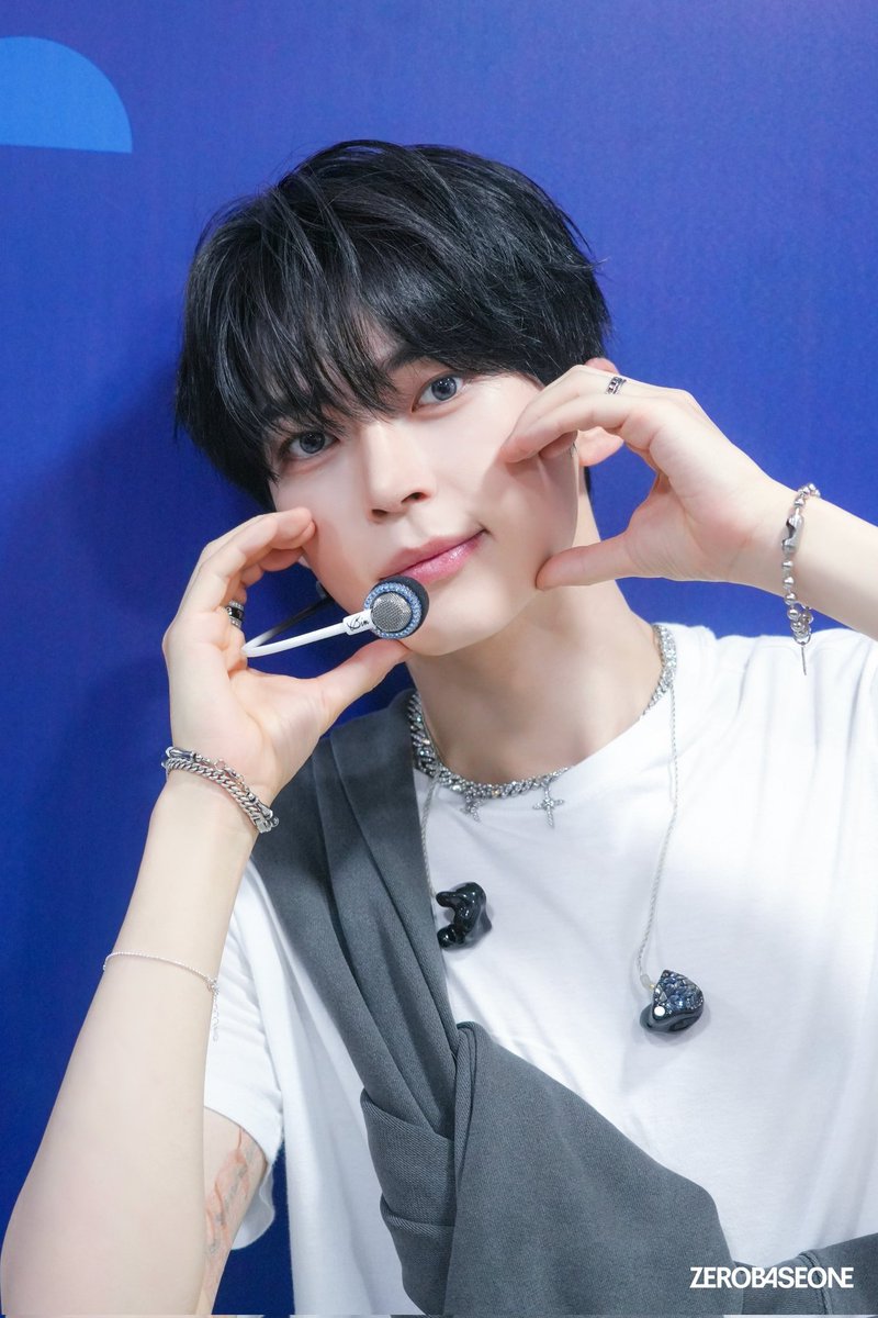 mypluffycloud's tweet photo. 260619 제로베이스원 플러스챗 #성한빈 

「Ascend-」 활동 Behind Photo https://t.co/kcBkcQoKXL
