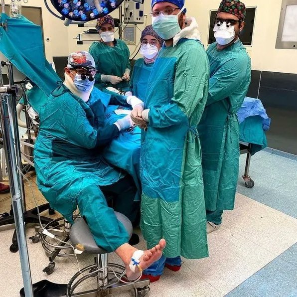 Cultination1's tweet photo. 🇹🇷🩺💉 Ce chirurgien tombe MALADE en pleine opération et refuse d’abandonner sa patiente.

En Turquie, le chirurgien Oğuz Basut s'est SENTI MAL en pleine opération délicate, victime d'une chute de tension liée à une intoxication alimentaire la veille.

Refusant d'abandonner sa jeune patiente de 20 ans en pleine ablation d'une tumeur, il a fait poser une PERFUSION à son propre pied pour terminer l'intervention avec succès.
(edinbox / Université Bursa Uludağ)
