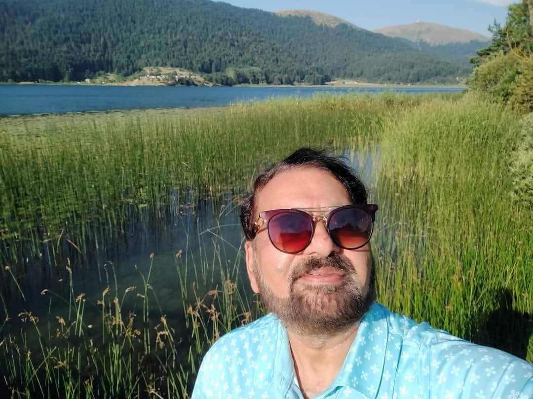 saudusmani's tweet photo. کامیابی کی نشانی یہ نہیں کہ آپ کتنے سوشل،کتنے مصروف اور کتنا بڑا حلقہ احباب رکھتے ہیں۔
کامیابی کی علامت یہ پے کہ آپ زندگی کس حد تک اپنی مرضی کی گزارتے ہیں اور اس میں کتنا خوش ہیں

#سعودعثمانی https://t.co/cz6vk1BNXJ